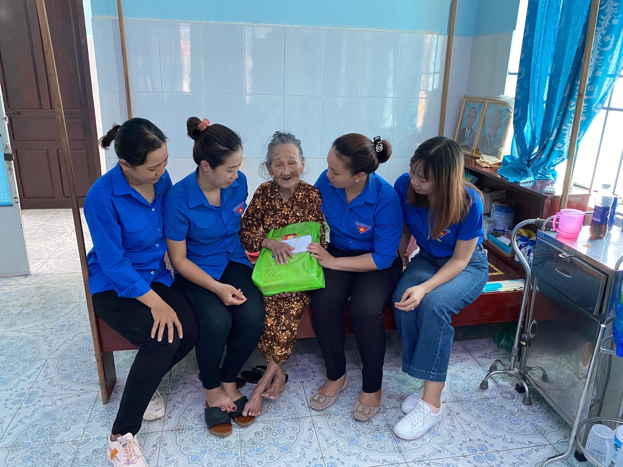 Thăm tặng quà gia đình người có công đang được chăm sóc, nuôi dưỡng tại Trung tâm Bảo trợ xã hội Khánh Hòa
