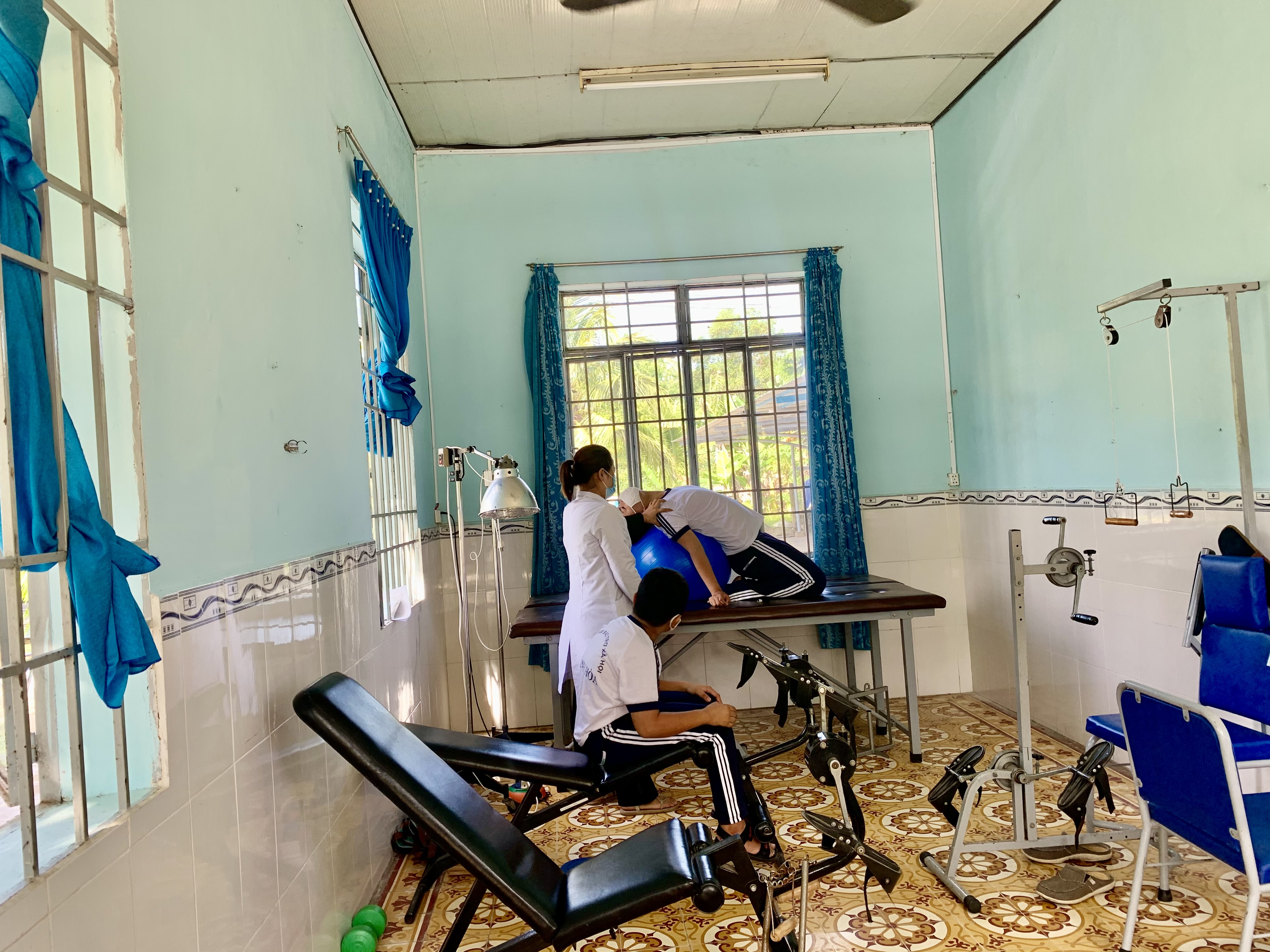 Tập vật lý trị liệu - Phục hồi chức năng cho đối tượng đang được chăm sóc nuôi dưỡng tại Trung tâm