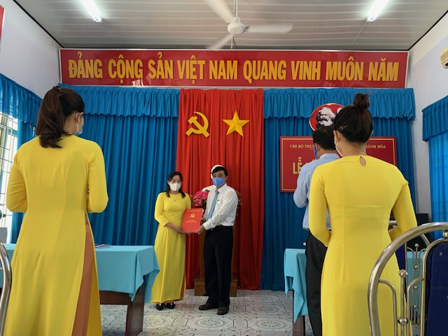 Lễ kết nạp Đảng viên tại Trung tâm Bảo trợ xã hội Khánh Hòa năm 2021
