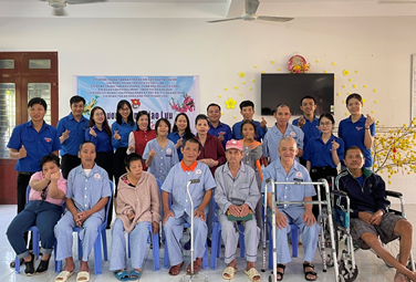 Chi đoàn Trung tâm Bảo trợ xã hội và Công tác xã hội Khánh Hòa phối hợp tổ chức chương trình giao lưu, tặng quà cho đối tượng nhân dịp Tết Nguyên đán Giáp Thìn 2024